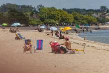 Praia do Laranjal está totalmente própria para banho