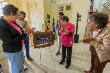 Exposição fotográfica dá início à campanha do Outubro Rosa na Prefeitura