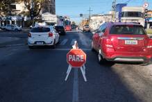 Agentes orientam trânsito na avenida Bento Gonçalves