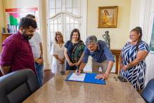 Prefeito empossa nova secretária de Assistência Social