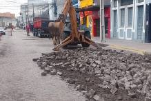 Prefeitura recupera calçamento de trecho da Lobo da Costa