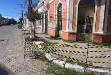 Prefeitura isola calçada de imóvel inventariado no Porto
