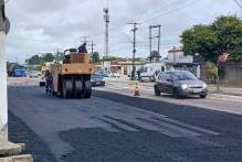 Prefeitura continua reperfilagem asfáltica na Adolfo Fetter