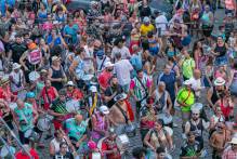 Integrantes do Programa Vida Ativa desfilam no Carnaval Doce Folia