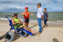 Prefeitura oferece acesso à praia por meio de cadeiras anfíbias