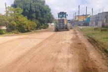 Prefeitura passa a patrola no caminho do ônibus