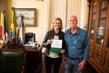 Prefeita Paula recebe convite para 30 anos da ACHP Ceasa Pelotas