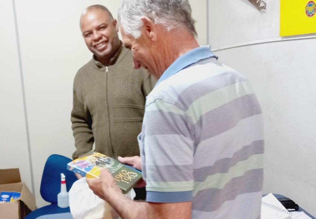 População em situação de vulnerabilidade, que recebe cesta básica da Prefeitura, passa a levar, também, livros para casa