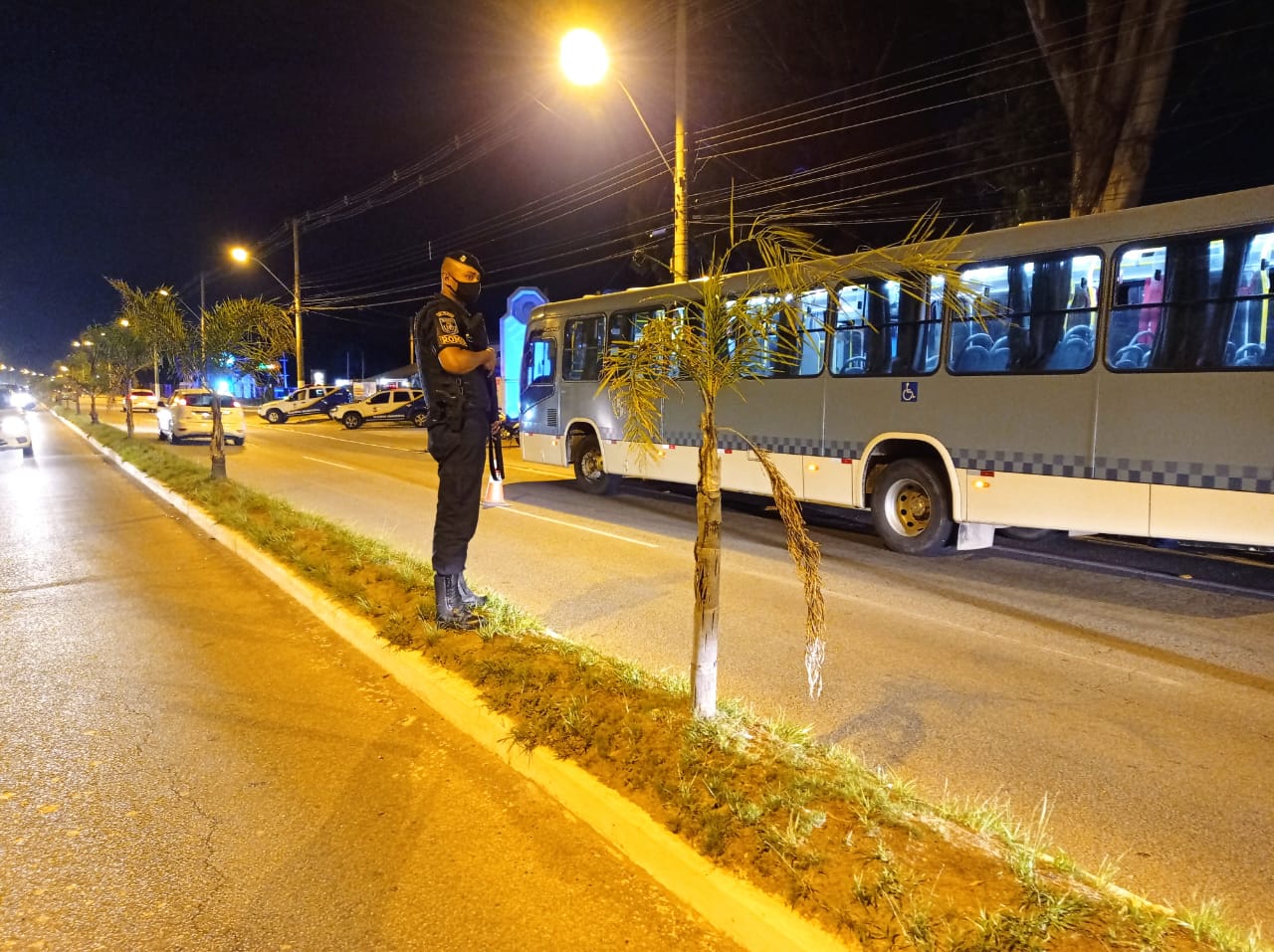 Forças de segurança estiveram em estabelecimentos comerciais para garantir o cumprimento de regras estabelecidas em decretos de enfrentamento à pandemia.