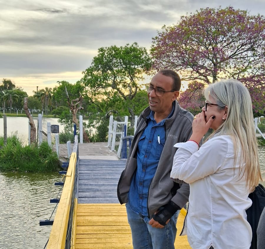 Lixo jogado nas praças justifica parceria com bióloga, a fim de conscientizar usuários