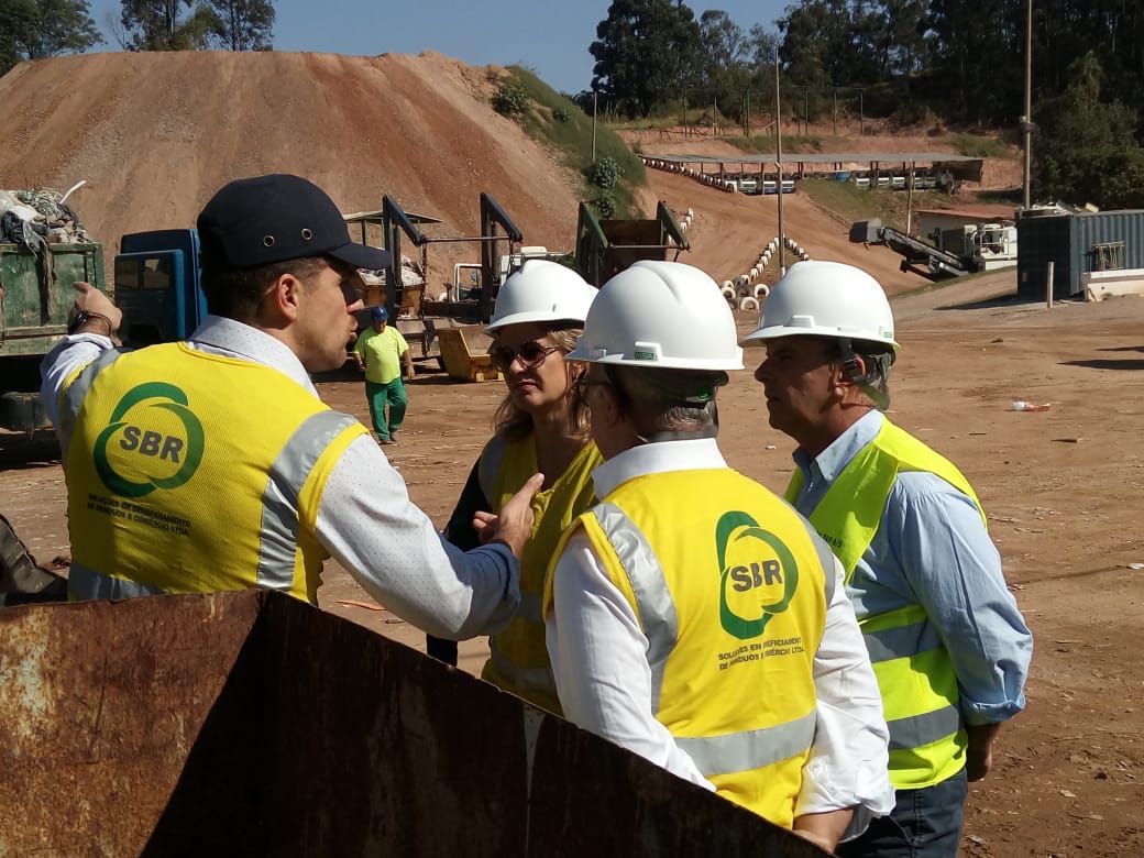 Acompanhada de secretários, prefeita verificou o processo de transformação de restos de obras em materiais reutilizáveis