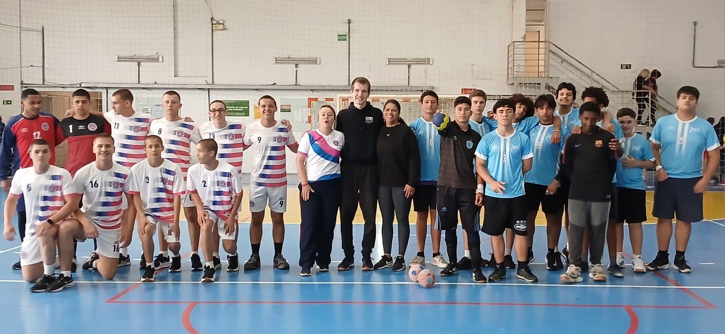 Iniciativa é voltada à formação esportiva e cidadã por meio do handebol