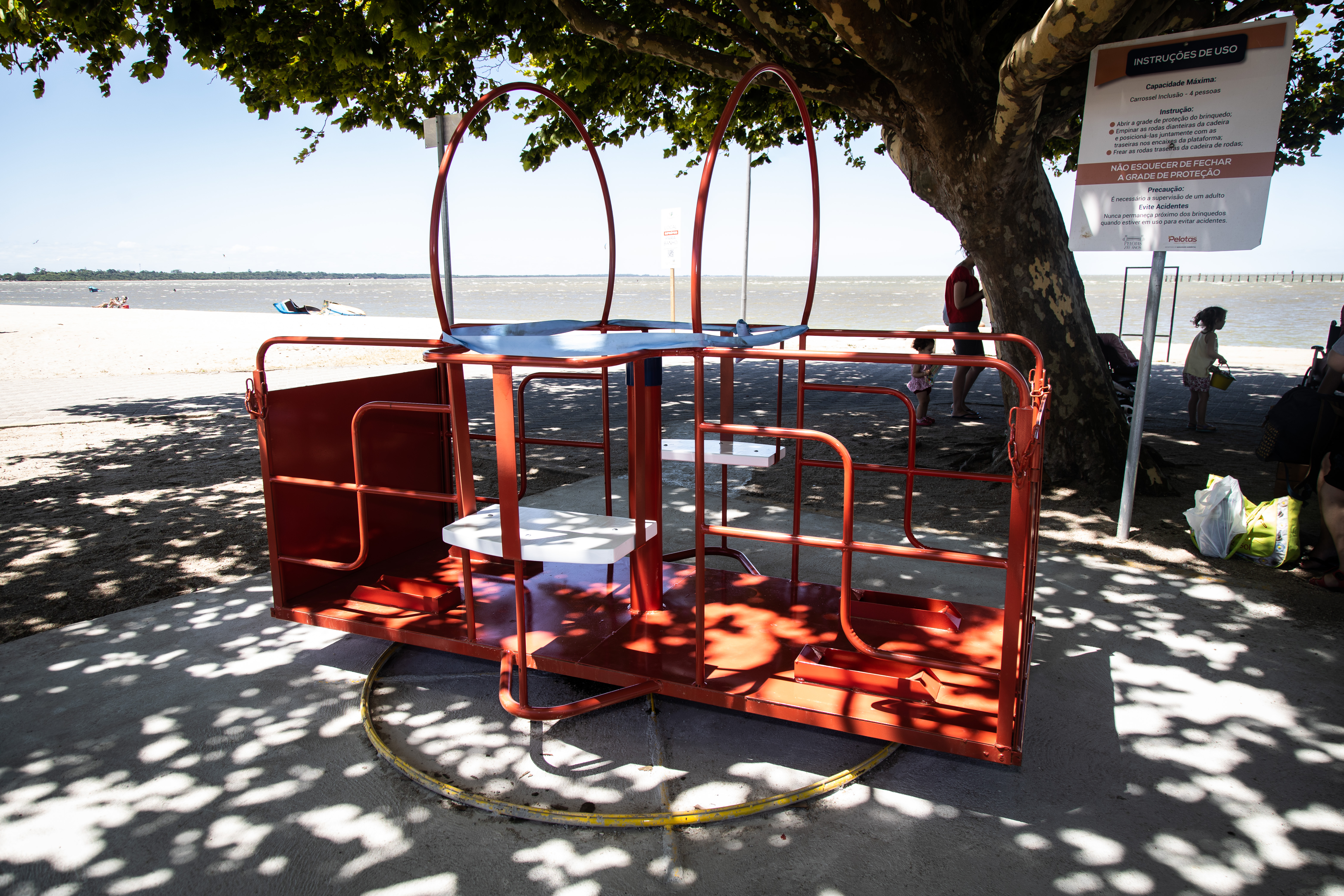 Qualificação de praça no Quadrado e instalação de brinquedo adaptado no Laranjal ampliam as opções de lazer para os pelotenses