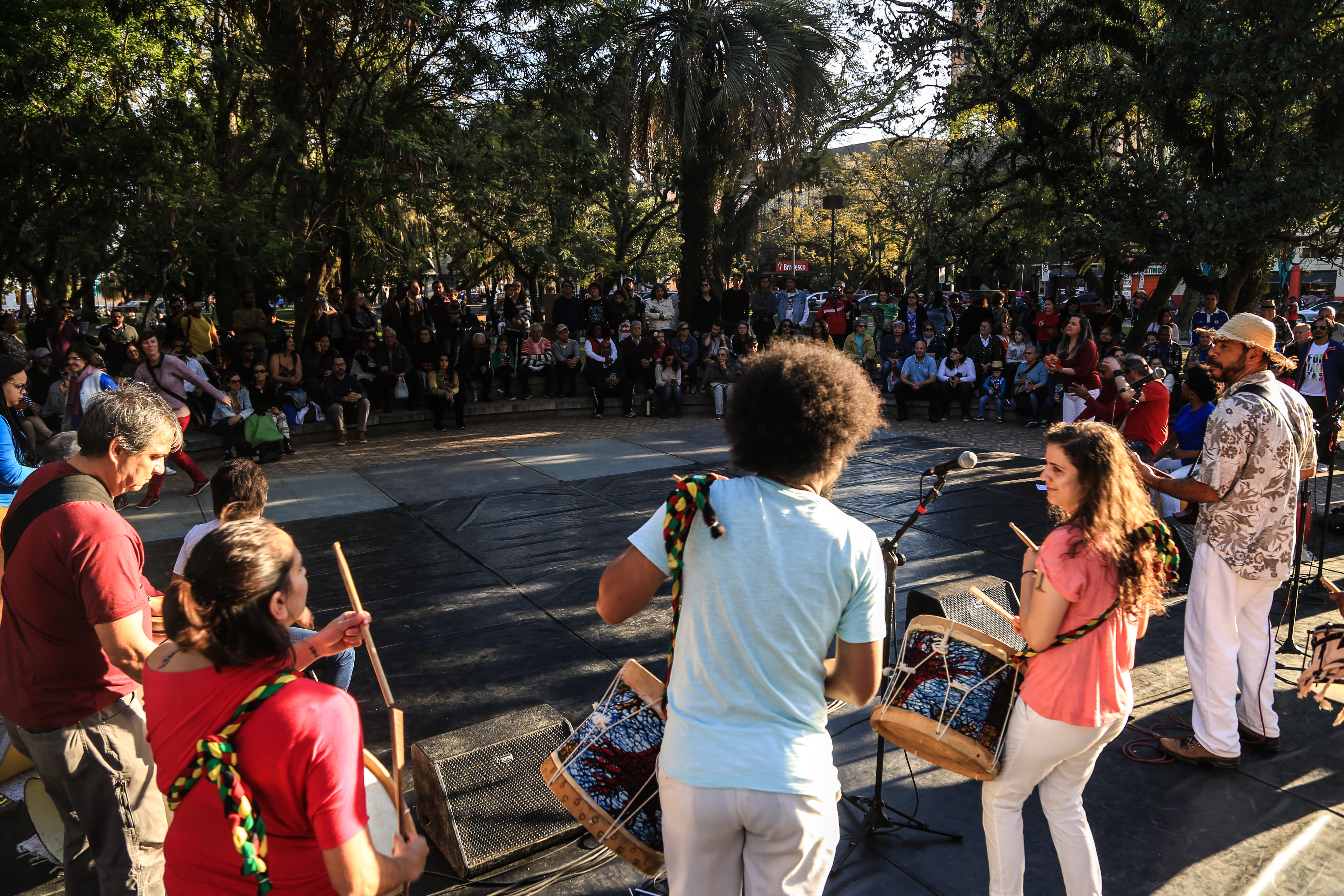 Música e dança atraíram os pelotenses que passeavam pelo Centro Histórico