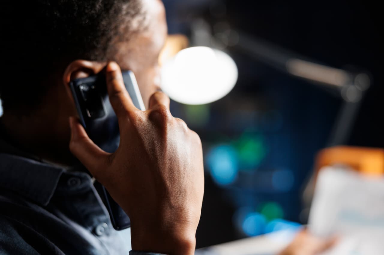 Estelionatários usam IA na clonagem da fala, a fim de abordar familiares da vítima