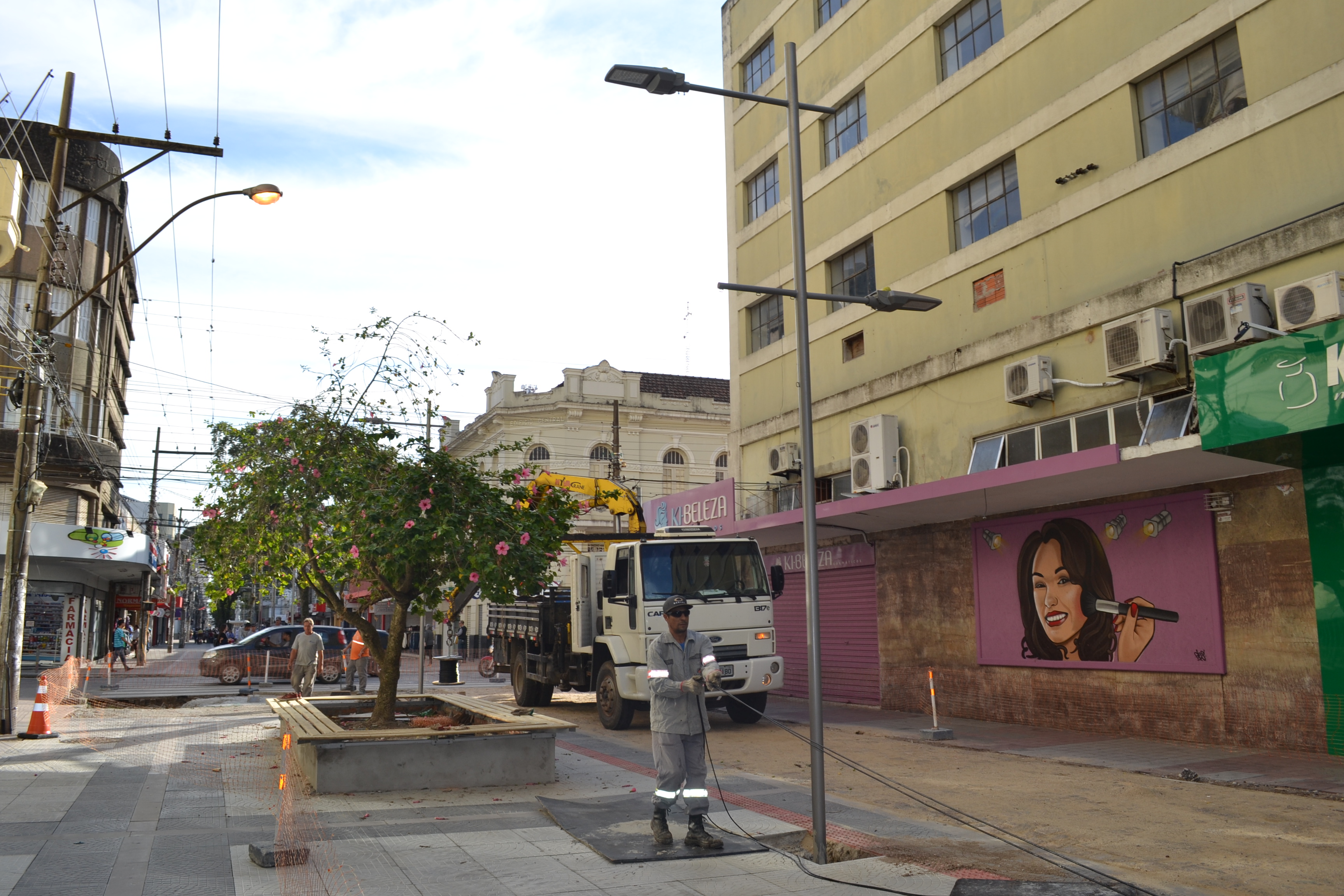 Novo sistema contempla a última quadra em obras, na rua Andrade Neves, com nove postes metálicos