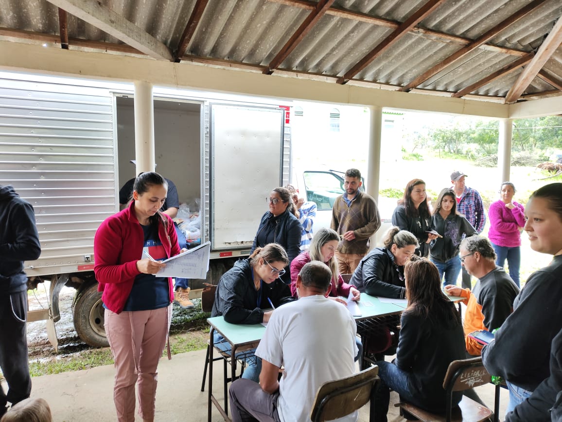 Moradores da zona rural, localidade do Alto do Caixão, receberam cestas básicas e obra de ampliação do dique do Pontal da Barra para contenção de alagamentos  foi concluída