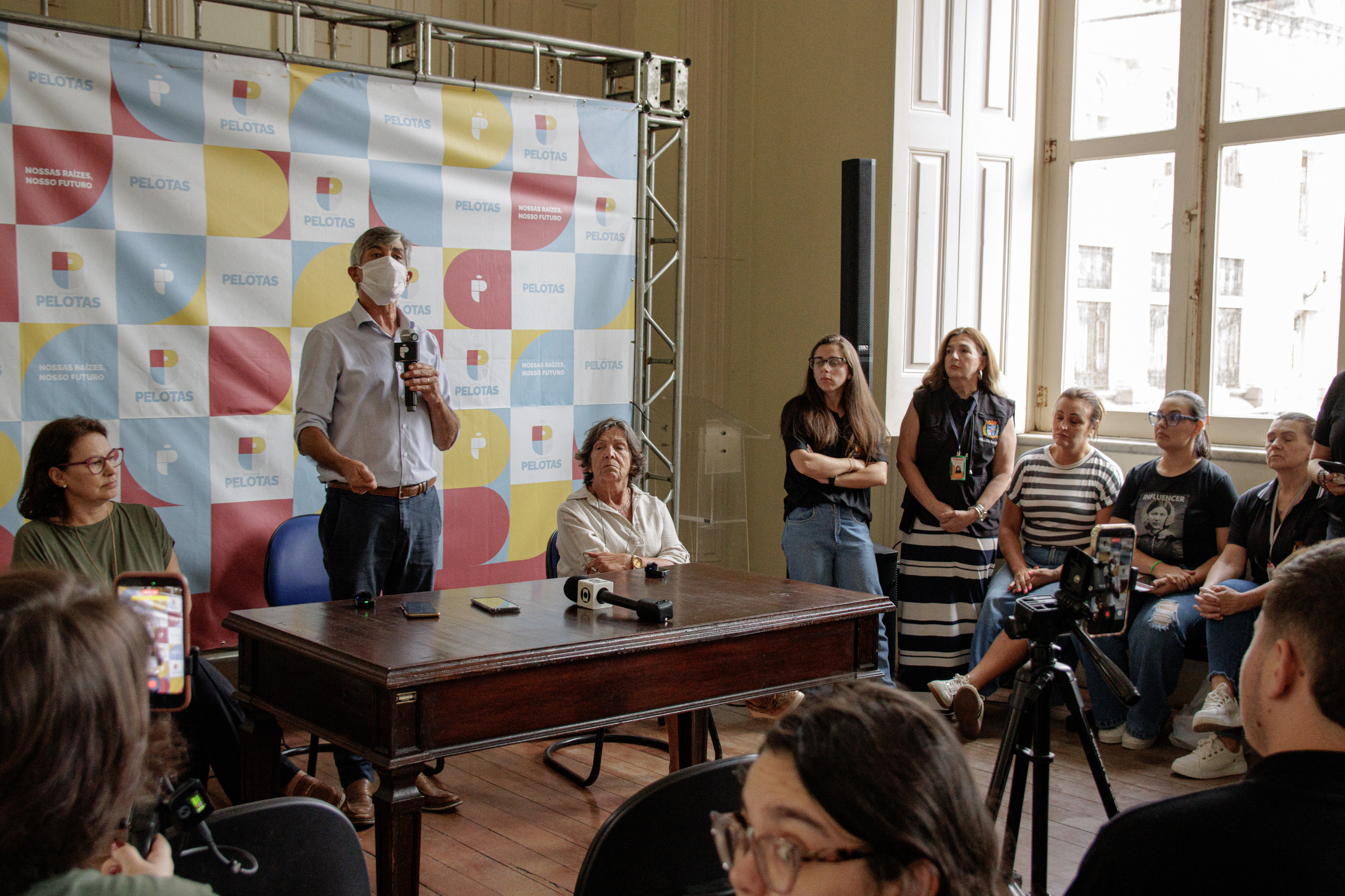 Autoridades sanitárias do município suspeitam de casos de norovírus. Já são 61 em cinco escolas. Medida tem caráter preventivo