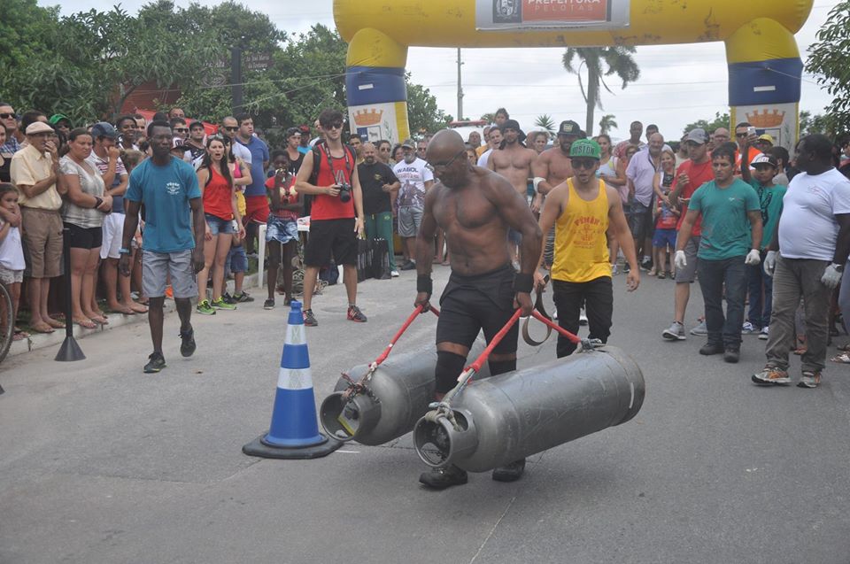 Organizada pela Prefeitura, a 8ª edição do ‘Powerman Praiano’ promove provas, como tracionamento de caminhão e tombamento de pneus de tratores