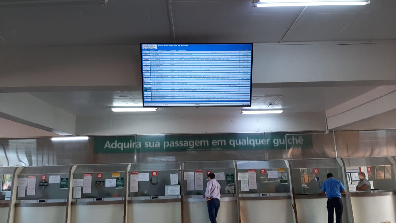 Em uma tela de 65 polegadas, é possível consultar a empresa, os horários de saída, os destinos, e outras informações sobre a viagem