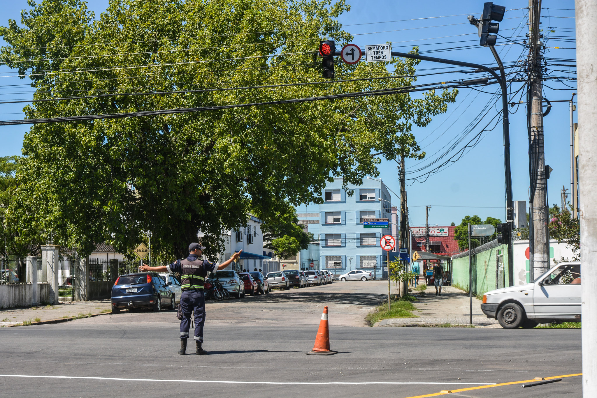 Até a tarde desta segunda-feira (17), somente dois equipamentos, na avenida Bento Gonçalves, permaneciam queimados. Outro, na rua 15 de Novembro com Tiradentes, estava fora de operação por problema de energia elétrica