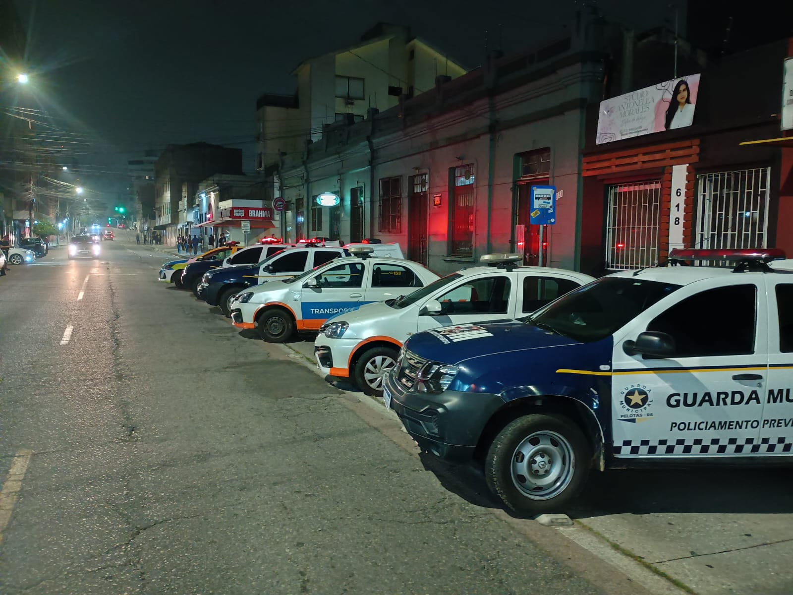 Operações Integradas do fim de semana contou com a atuação conjunta da Vigilância Sanitária (Visa), Secretaria de Urbanismo (Seurb), Brigada Militar, Guarda Municipal e agentes de trânsito