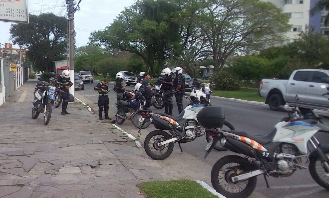 Durante a ação, efetivo efetuou uma prisão por porte ilegal de arma e recolheu quatro veículos