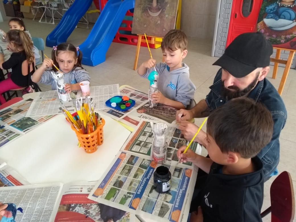 Atividade com artista plástico antecede a 4ª Mostra de Artes organizada pela escola do Arco-íris
