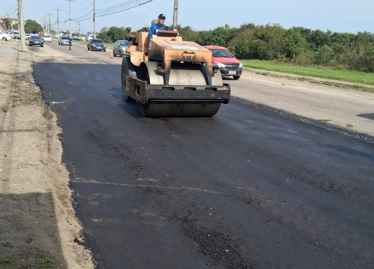 Equipe da Secretaria de Obras e Pavimentação usou 17 ton de CBUQ para melhorar as condições da via que leva ao Arco-íris
