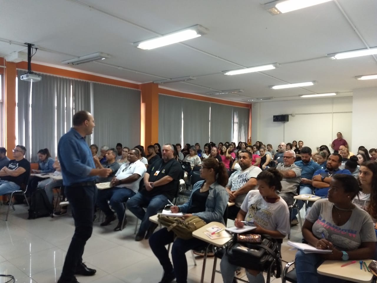 Prevenção, aspectos psicológicos e legislação foram temas debatidos, nessa terça, com estudantes e profissionais da área da saúde