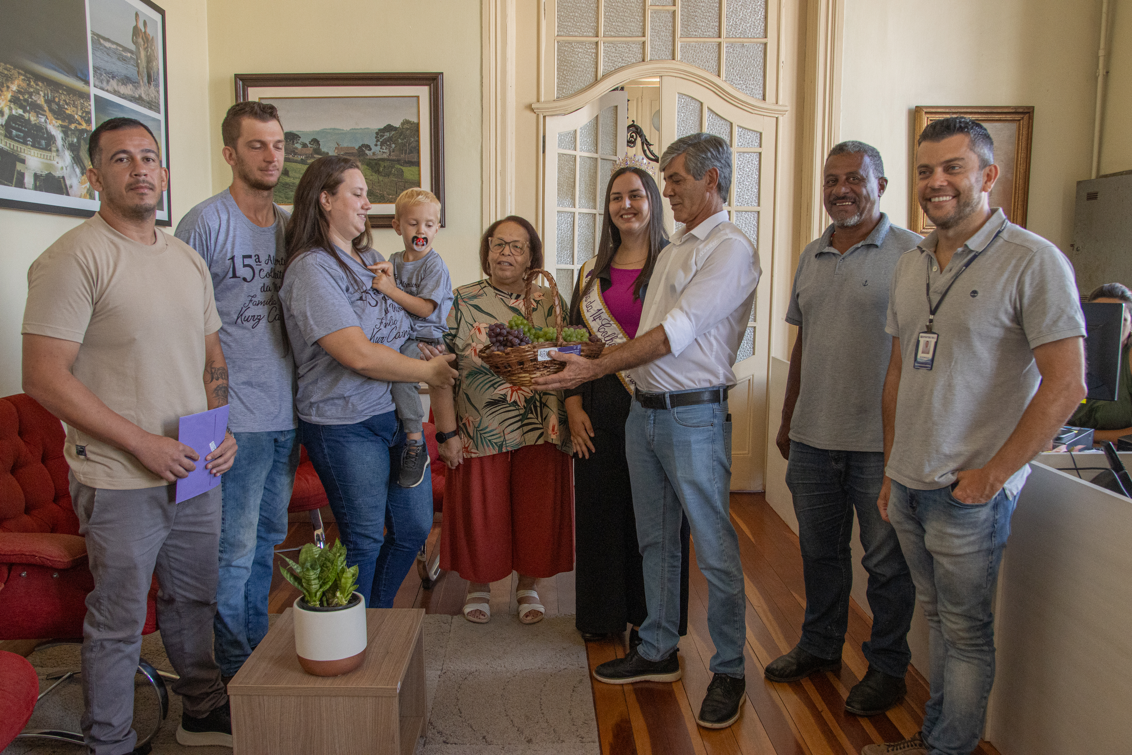 Produtores presenteiam Marroni e Daniela com cestas da fruta nas variedades Niágara branca e rosa