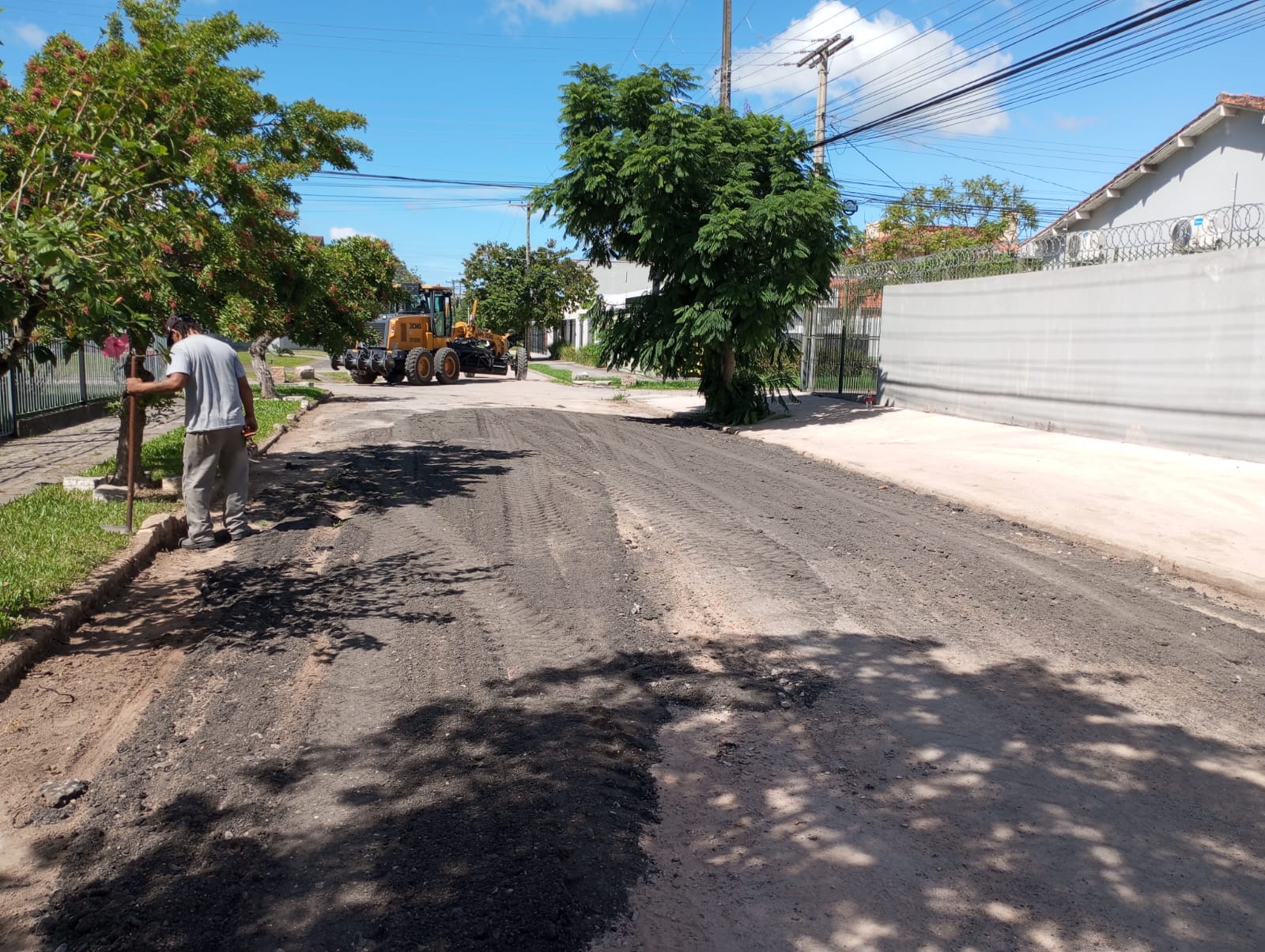 Equipes também fizeram tapa-buracos em avenidas de acesso à praia do Laranjal