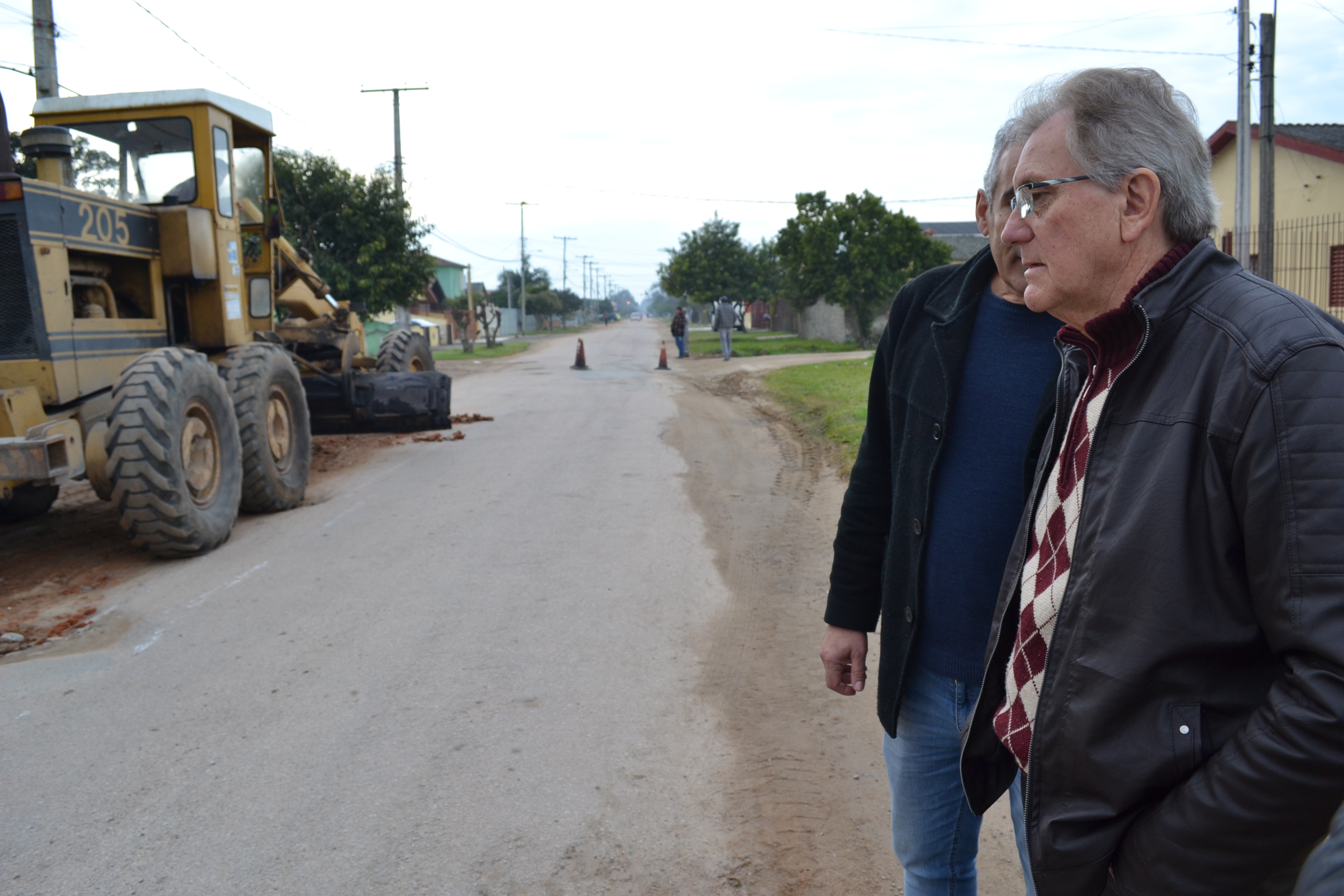 Rua liga as avenidas Fernando Osório e Zeferino Costa, apresentando tráfego intenso e servindo de rota aos ônibus