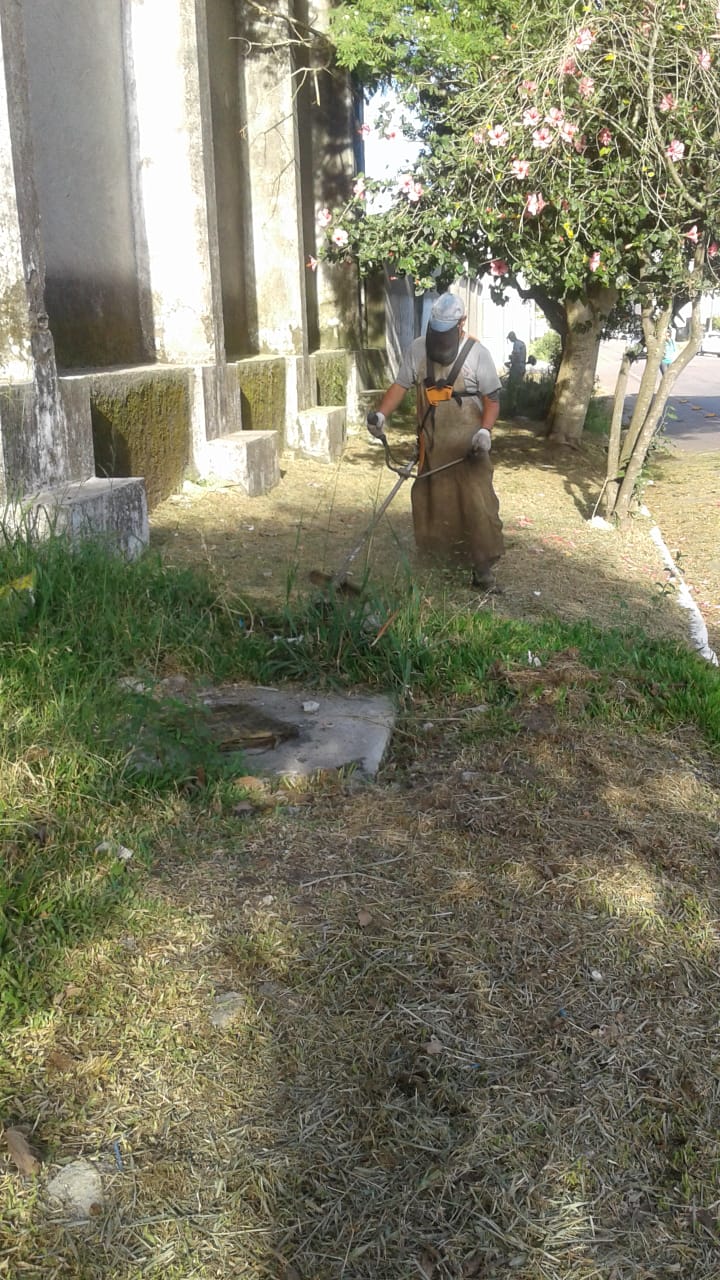 Equipe reforçada para o controle da vegetação que cresce em ruas e praças do município