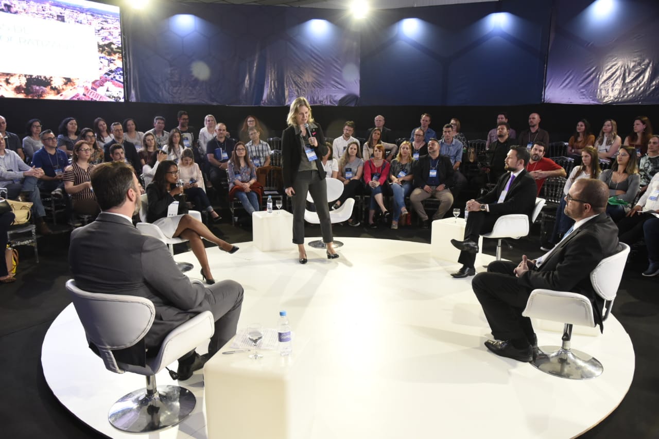 Na 28ª Mercopar, Paula abordou algumas das políticas de desburocratização do Município, a fim de tornar os serviços mais ágeis e eficientes para a população