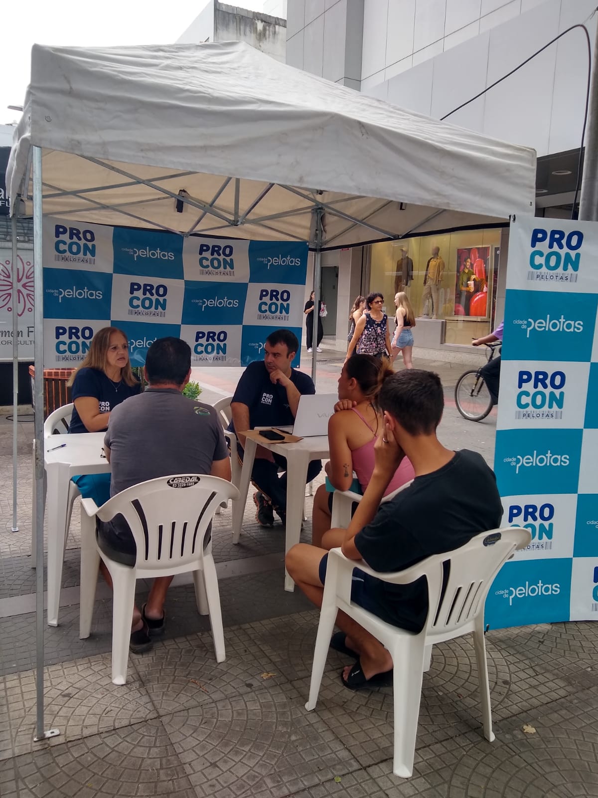 Equipe presta atendimento e consultoria à população