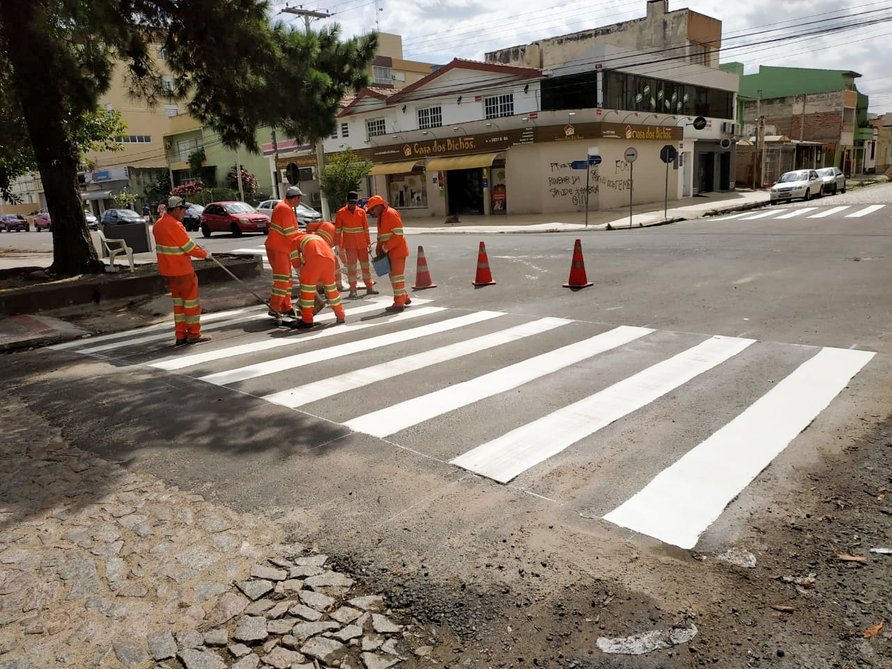 Primeiro trecho da requalificação já conta com pintura termoplástica nas faixas de travessia de pedestres e nas setas
