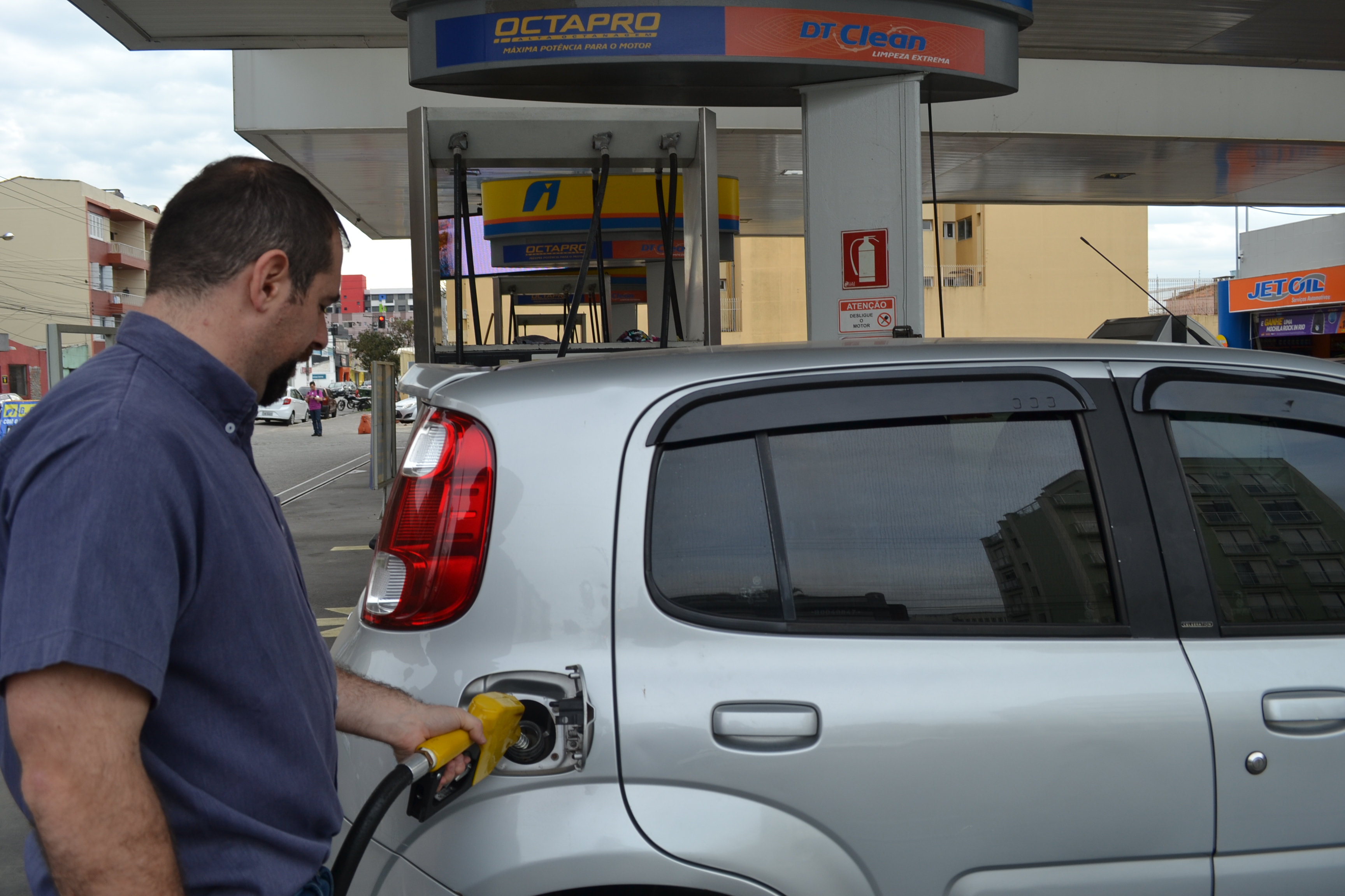 Em relação a janeiro, os preços da gasolina e diesel baixaram, enquanto o etanol aumentou