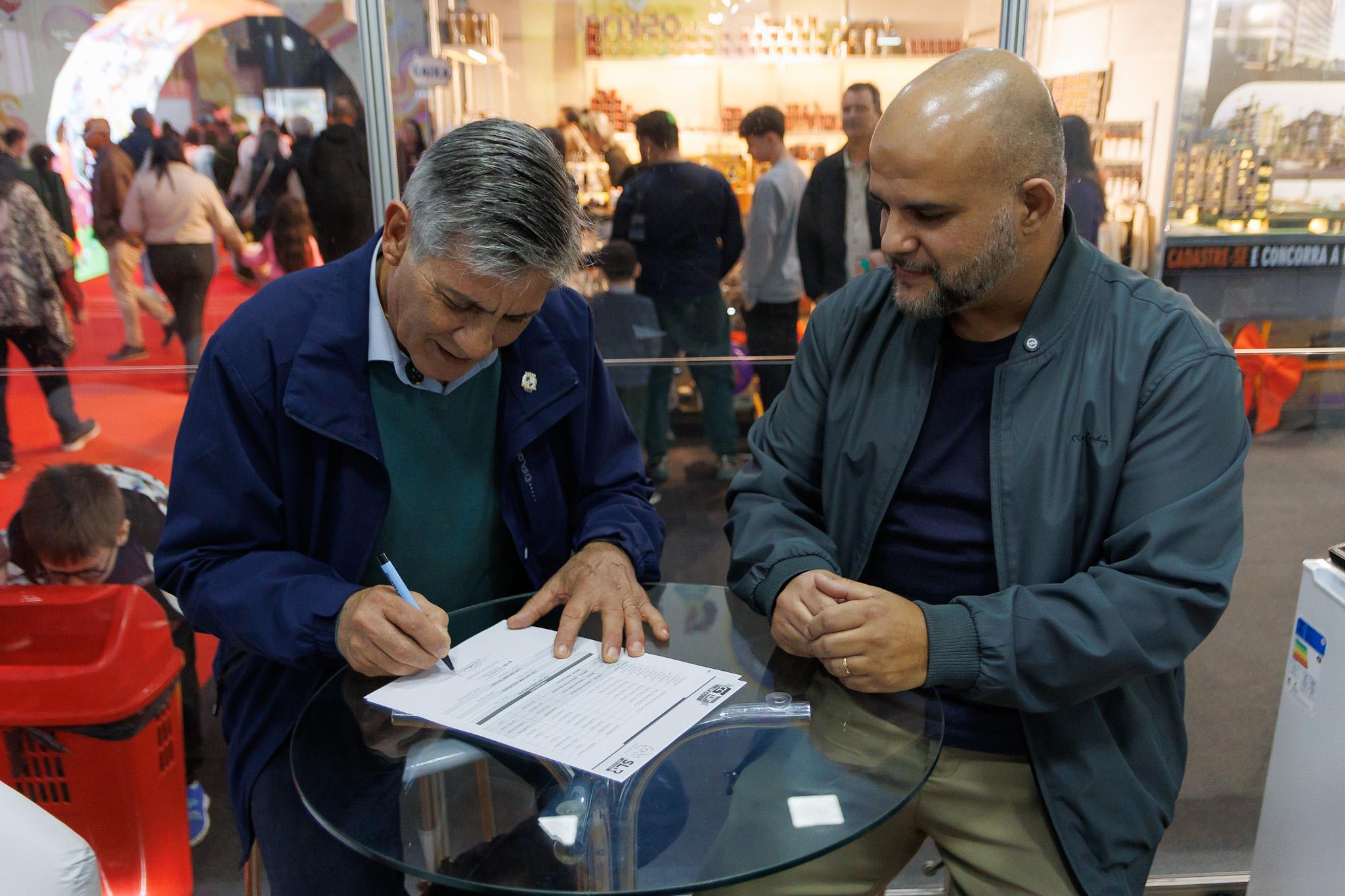 Evento reúne 12 municípios da região sul do Estado para competição de futsal