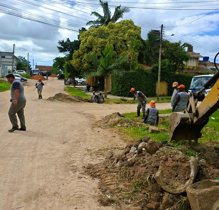 Equipe da Secretaria de Serviços Urbanos e Infraestrutura deu continuidade nesta segunda-feira (9) em serviços de desobstrução de valetas e ensaibramento em três ruas