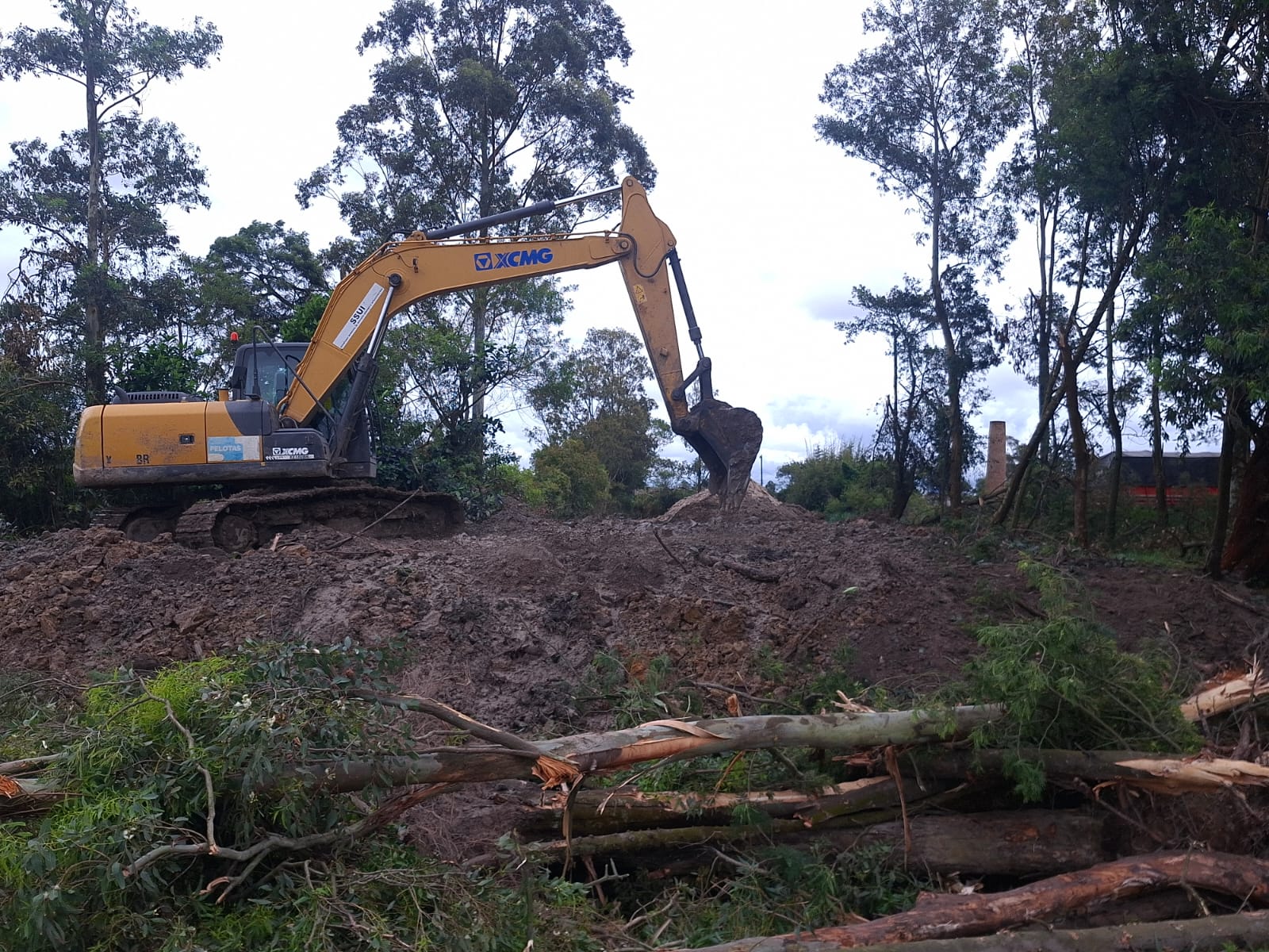 Operações de drenagem se concentram na Estrada dos Maricás e nas barreiras desativadas das olarias para conter alagamentos na localidade