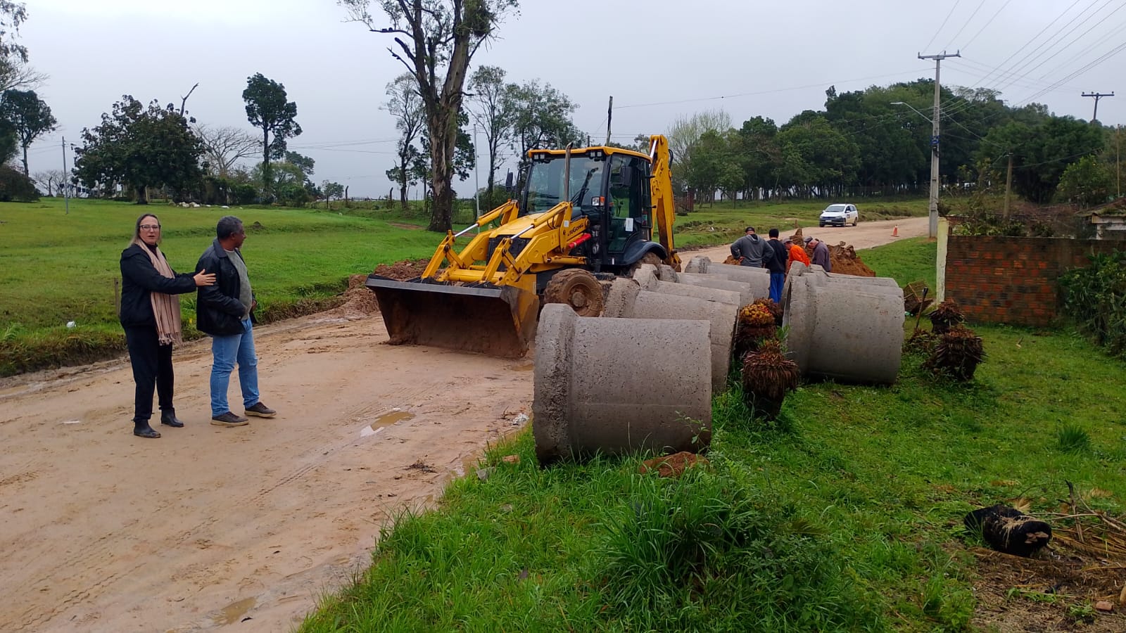 A troca das tubulações do bueiro que formava um buraco na estrada foi concluída neste sábado (29)