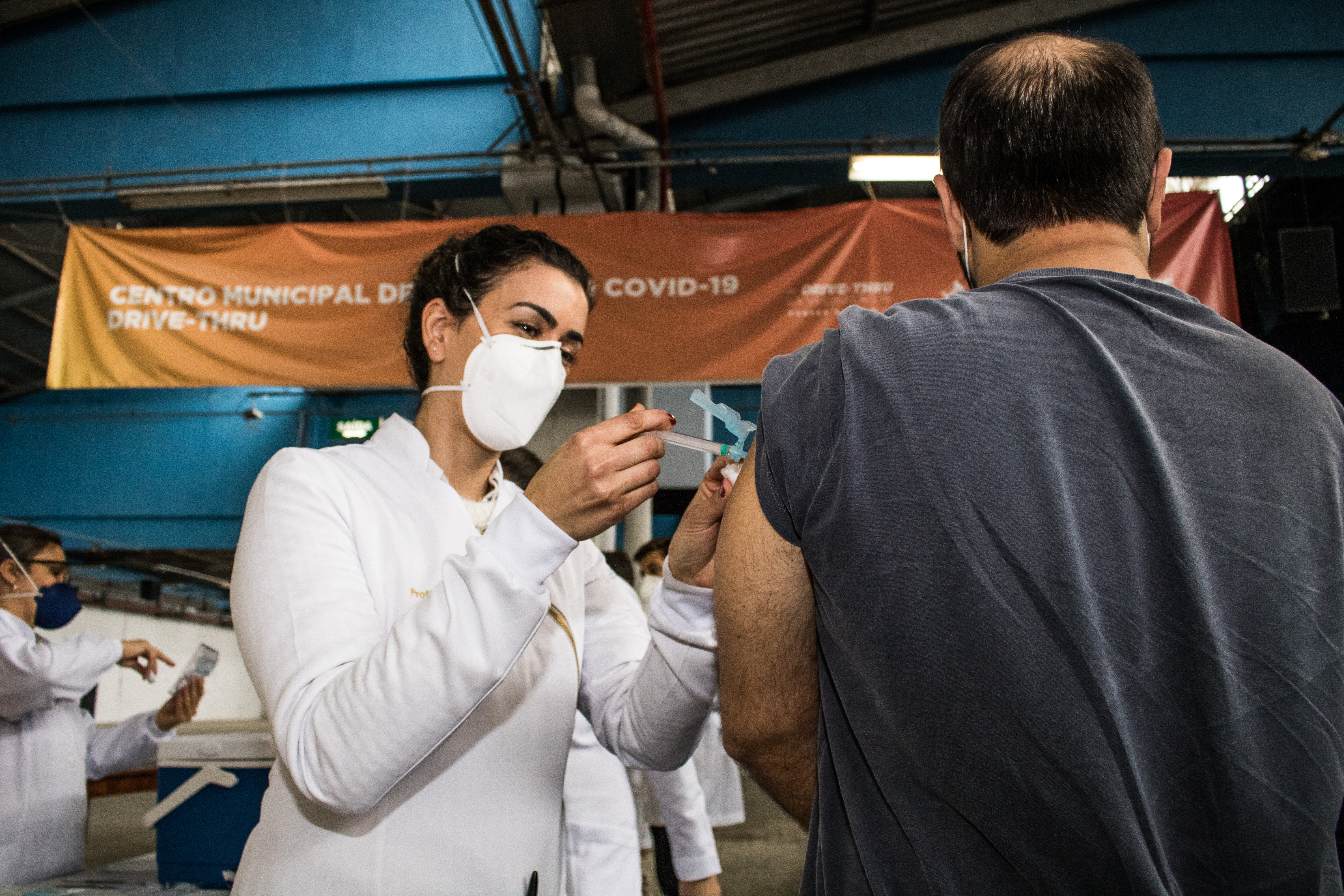 A ação desta quarta-feira (8) foi destinada para aplicação da 2ª dose em professores, administrativo e apoio do Ensino Médio, Profissionalizante, EJA e Ensino Superior, que receberam a 1ª dose da AstraZeneca nos dias 7, 8 e 9 de junho