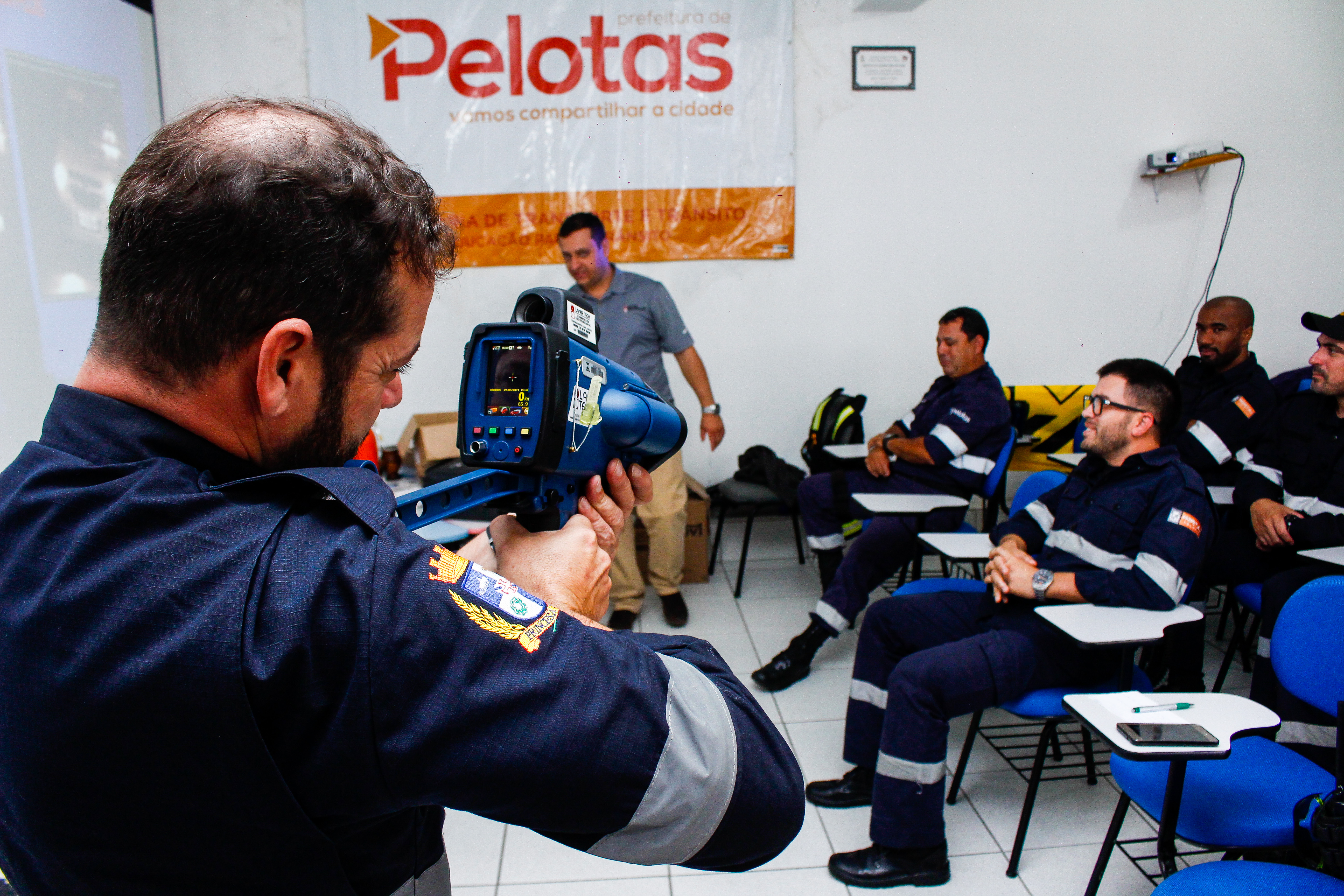 Agentes de trânsito foram capacitados para o uso dos novos equipamentos, que buscam diminuir os acidentes em Pelotas
