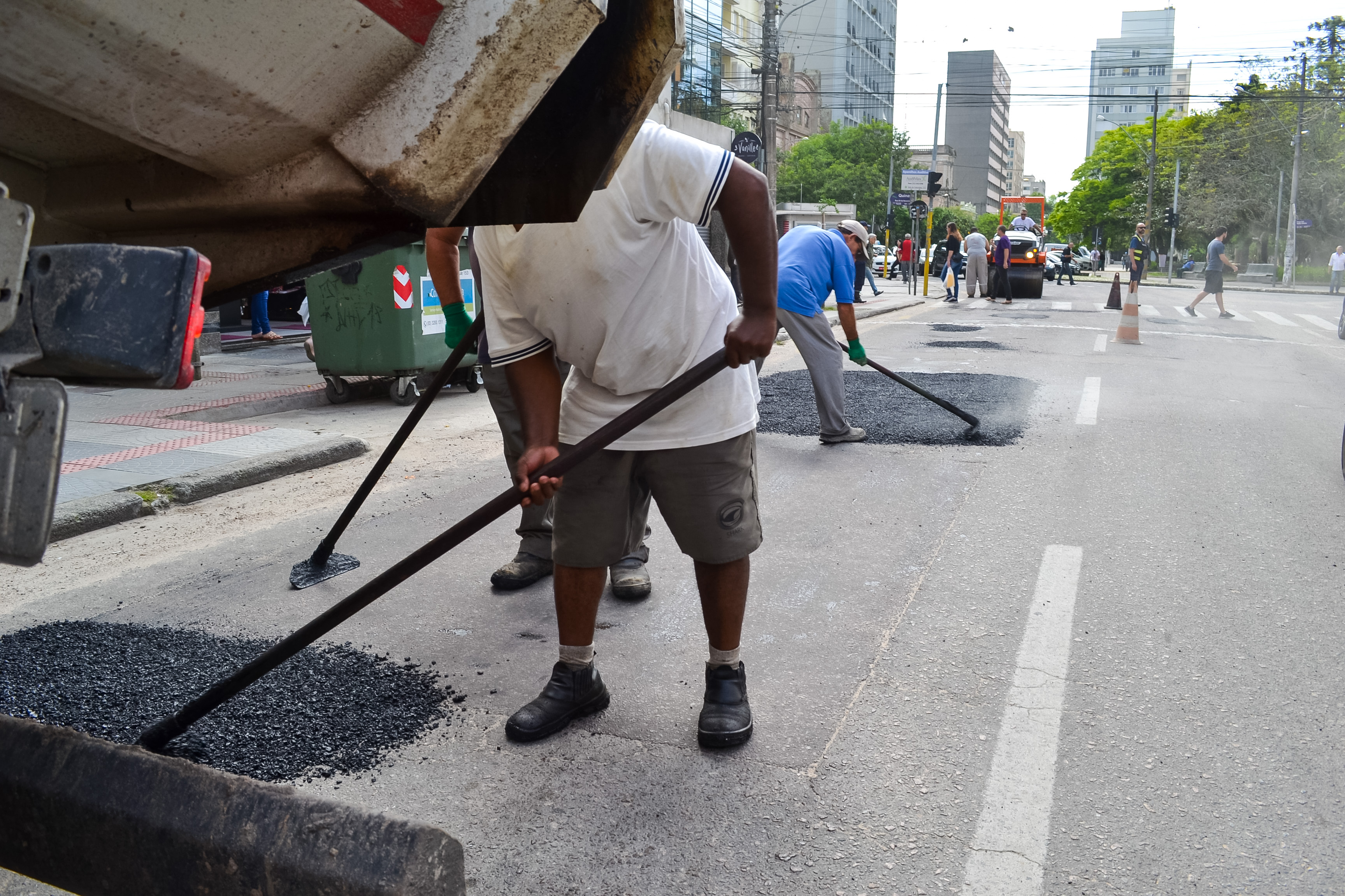 Equipe e maquinário da Secretaria de Obras e Pavimentação atuaram na rua, na manhã desta quinta-feira (7)