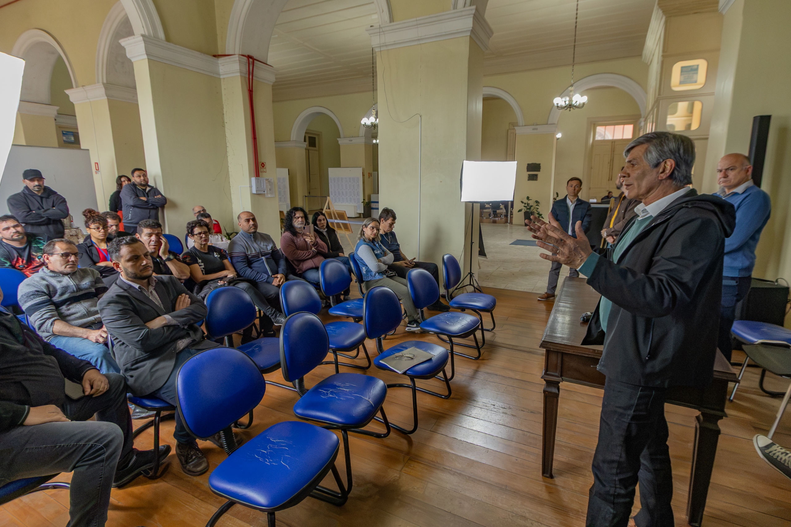 Por determinação do prefeito, contêiner será instalado em 45 dias, na rua Darcy Vargas com avenida JK. Projetos do PAC Mobilidade voltaram a ser discutidos com a categoria