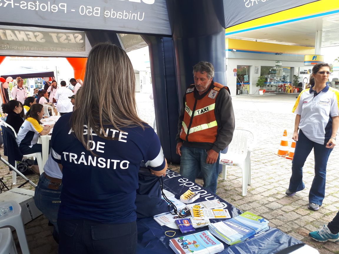 Eles distribuíram materiais informativos e orientaram sobre a importância de respeitar os limites de velocidade