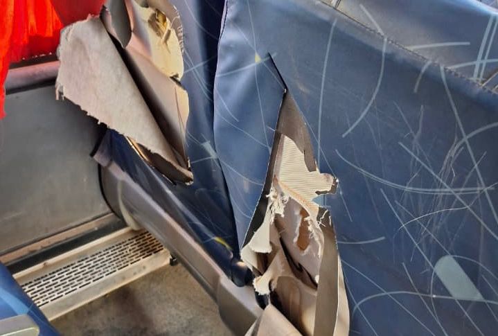 Depredações no interior dos ônibus e suposta sabotagem em motores poderá deixar a população sem transporte para a colônia