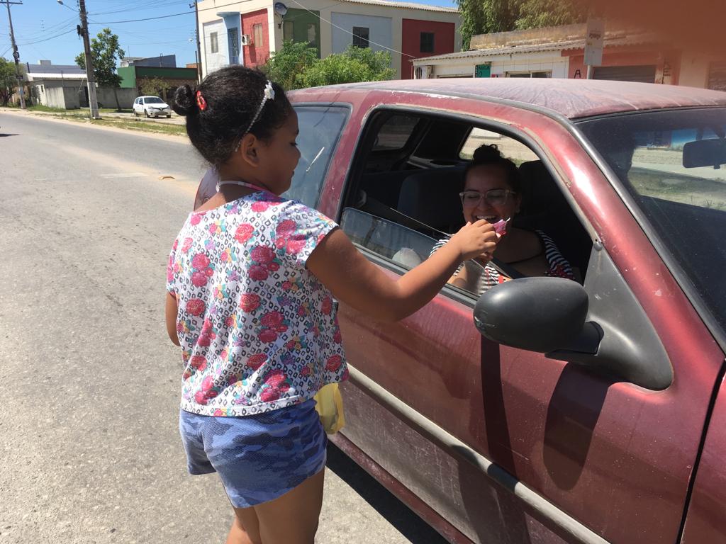 Estudantes da Emef Núcleo Habitacional Dunas entregaram mensagens conscientizando a população sobre atitudes positivas e generosas no trânsito, na escola e com as famílias
