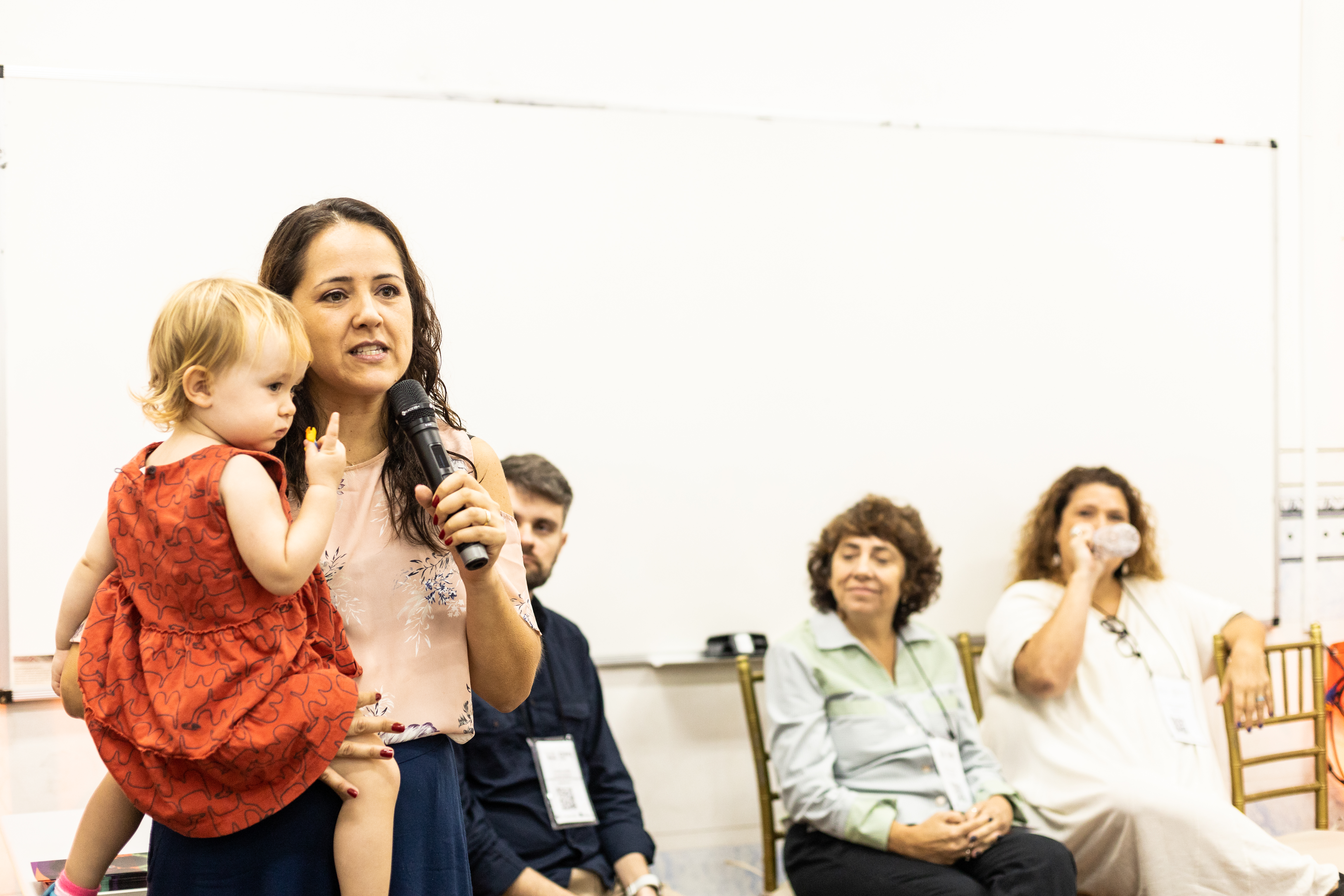 Na palestra, foram apresentadas estratégias de prevenção focadas na mudança de comportamento parental